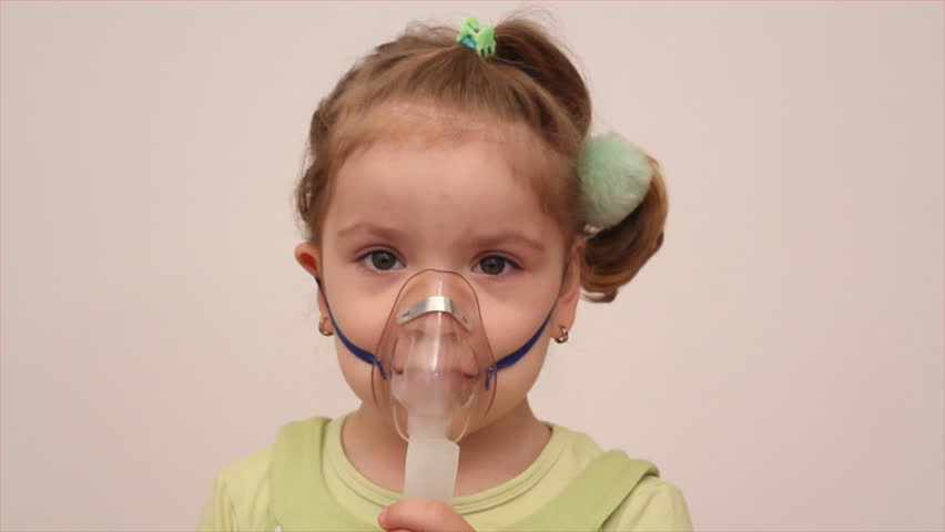 child with inhalation mask