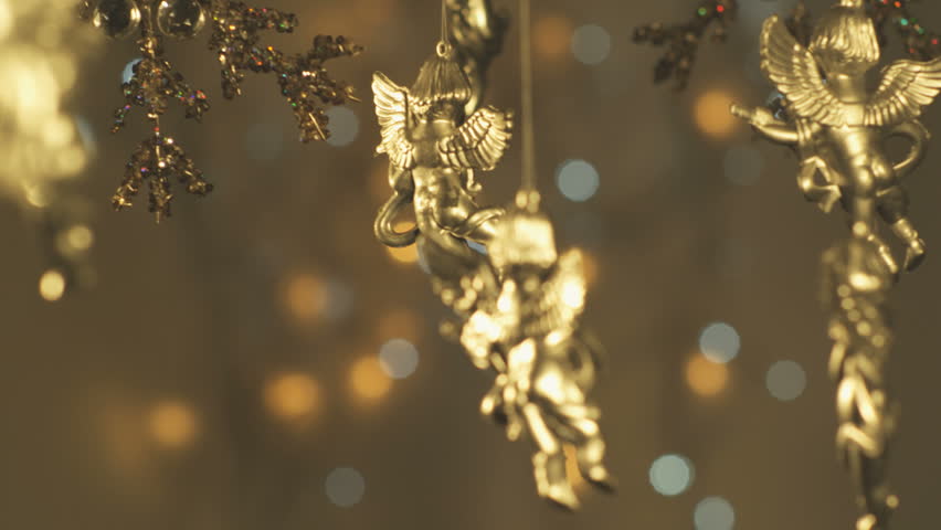 Focus pulling through christmas decorations.