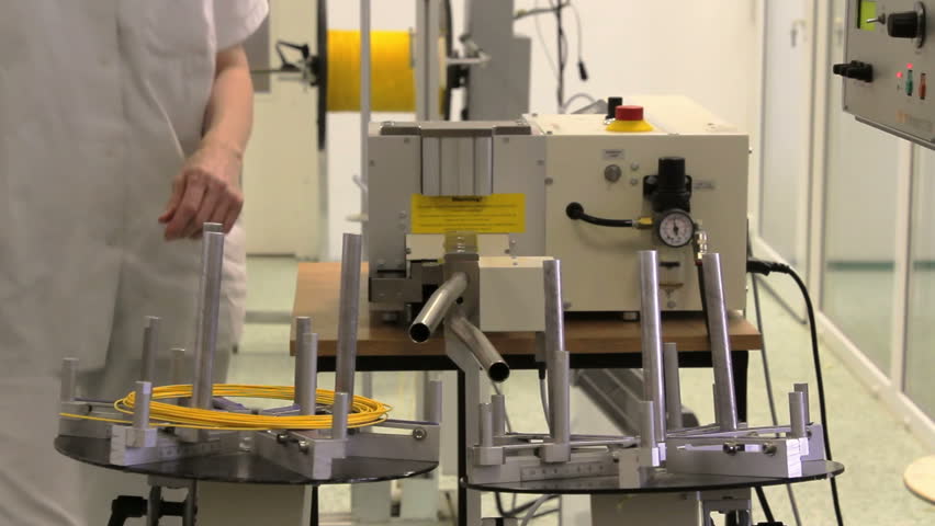 Automatic fiber optic cable cutting machine