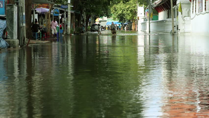 BANGKOK - 30 OCTOBER 2011: Street under flood near Chao Phraya River