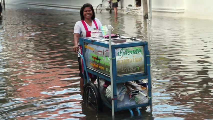 BANGKOK - 30 OCTOBER 2011: Street under flood near Chao Phraya River