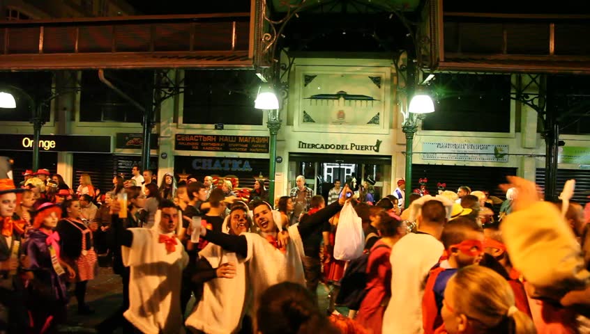 LAS PALMAS DE GRAN CANARIA, SPAIN - FEBRUARY 18: 200,000 masked revelers and a hundred or so festooned cars and floats in the Grande Parade (Gran Cabalgata ) of the Carnival February 18, 2012, Spain 