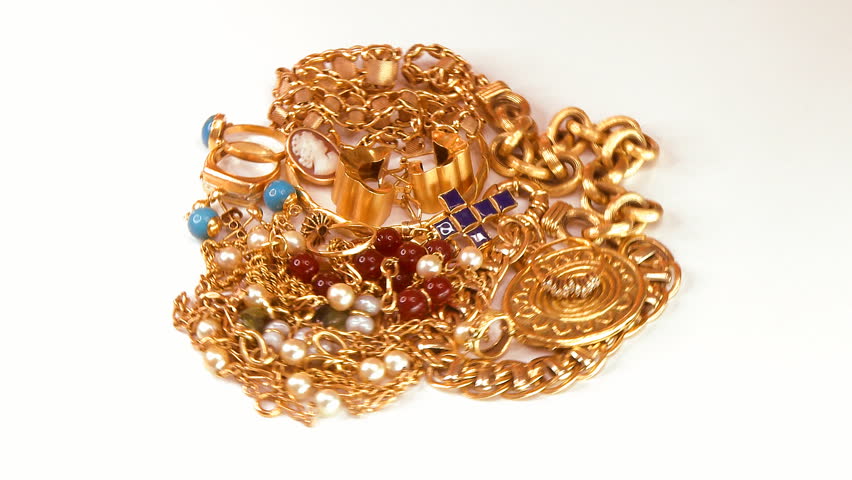 Lots of pieces jewelry in gold rotating