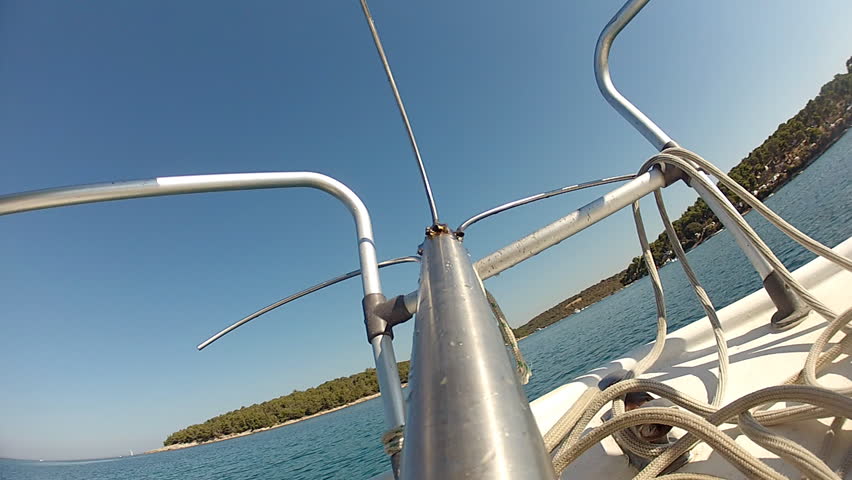 Anchor, sea and seaweed
Man throwing an anchor to the sea with Posidionia oceanica
