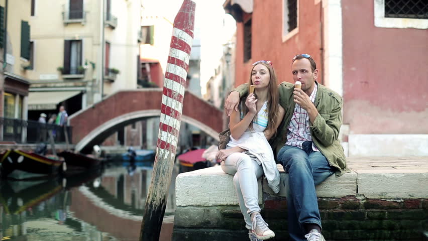 Happy couple eating ice cream in Venice, stabilized shot
