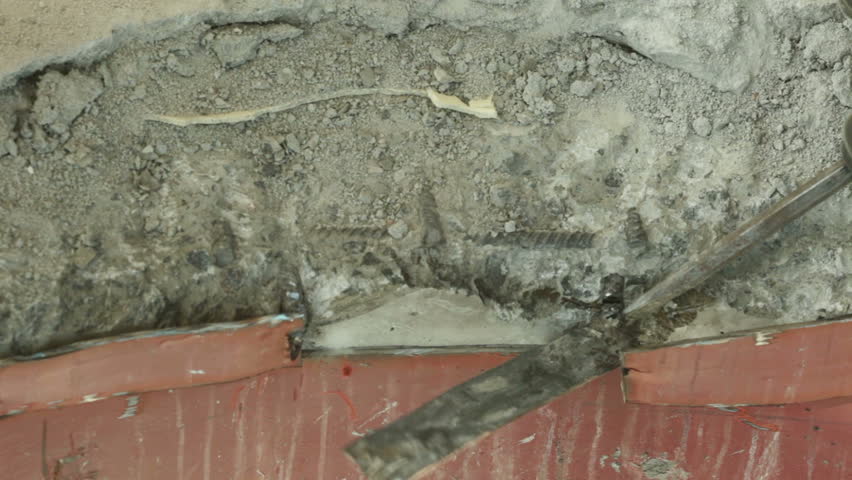 Dismantling the metal strip. Works with the pneumatic and manual hammer.
