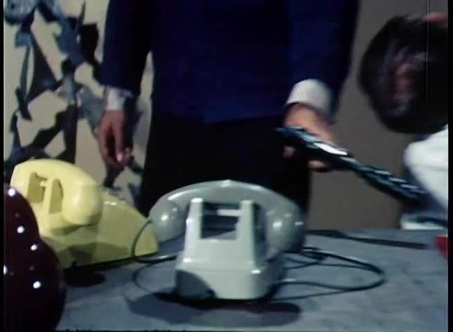 Zoom in hand dialing rotary telephone