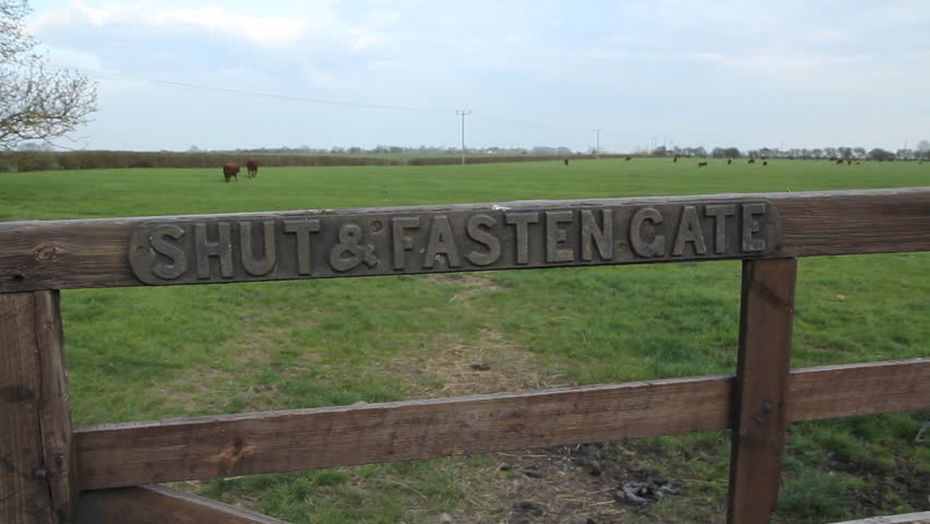 Shut and fasten gate.
Notice on a pasture containing cattle. Cambridgeshire, England.
