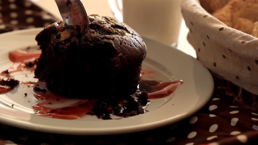 Muffin Chocolate and Strawberry Sauce - eating