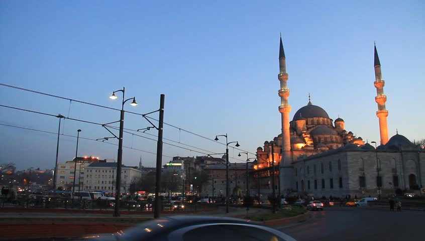 ISTANBUL - FEB 11: Yeni Mosque calls Muslims for evening pray at Eminonu Square on February 11, 2011 in Istanbul, Turkey. Yeni Mosque at evening pray

