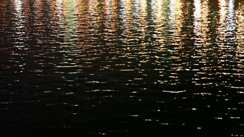 Light reflexions on water at night 