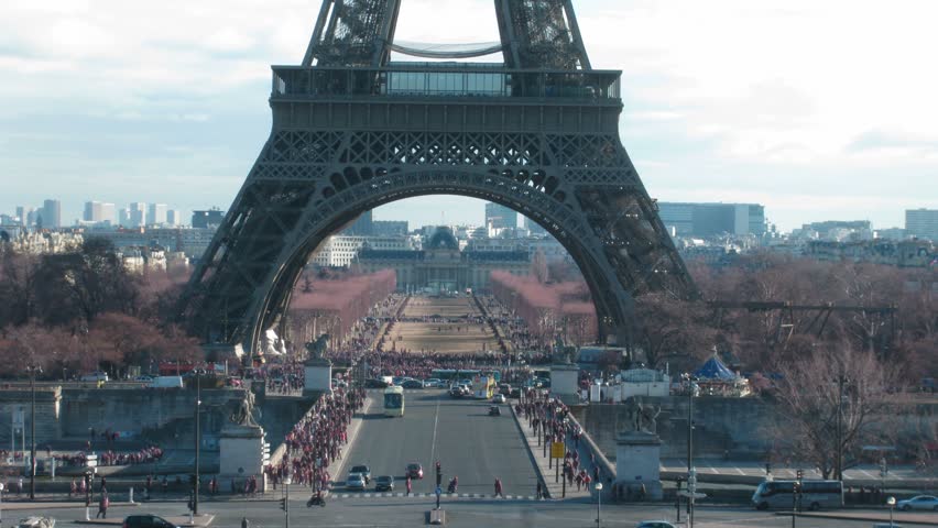 Movement under Tour d'Eiffel in a current of day: cars, tourists. Time lapse. 