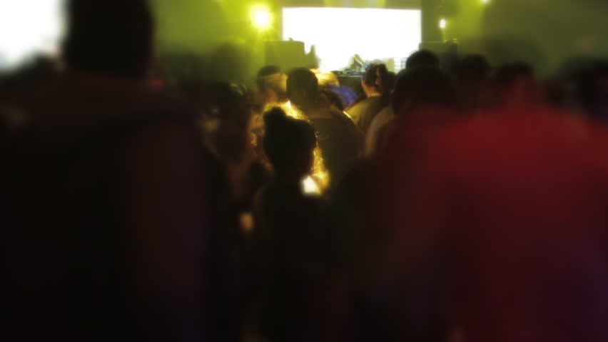 middle shot shift and tilt time-lapse on the dance floor and dj