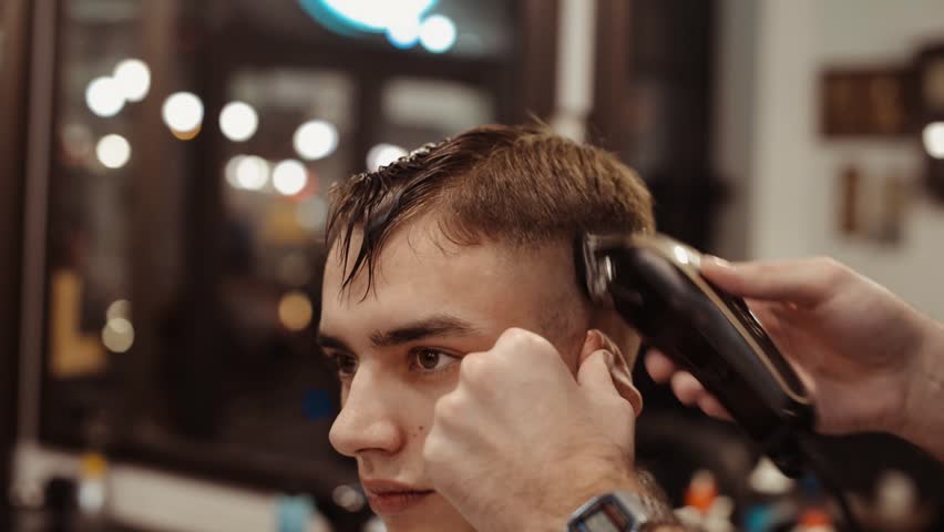 Male Haircut With Electric Razor Stock Videoer 100 Royaltyfri