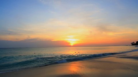 Amazing Sunset On Eagle Beach: Hoàng hôn đẹp ở bãi biển Eagle là một trong những cảnh tuyệt đẹp nhất mà bạn không thể bỏ qua. Hãy cùng chiêm ngưỡng ánh nắng chiều buông xuống và phủ lên cát trắng, những đường cong nơi biển xanh thẳm, và cảm nhận được sự thanh thản trong tâm hồn. Hãy tìm đến bãi biển Eagle và thư giãn cùng thiên nhiên.