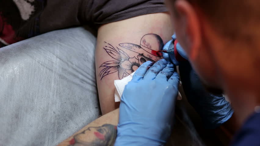 Процесс набивания тату. Тату горы на ноге. Tattoo slowed. Tattoo slowed. Tattoo slowed.