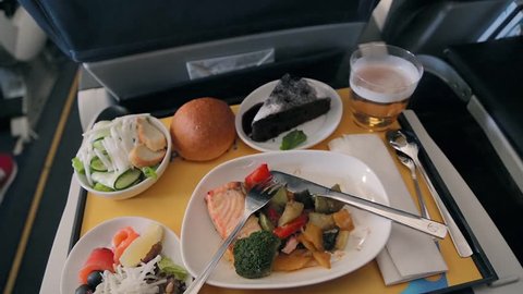 Tips Menikmati Makanan Sehat di Kabin Pesawat