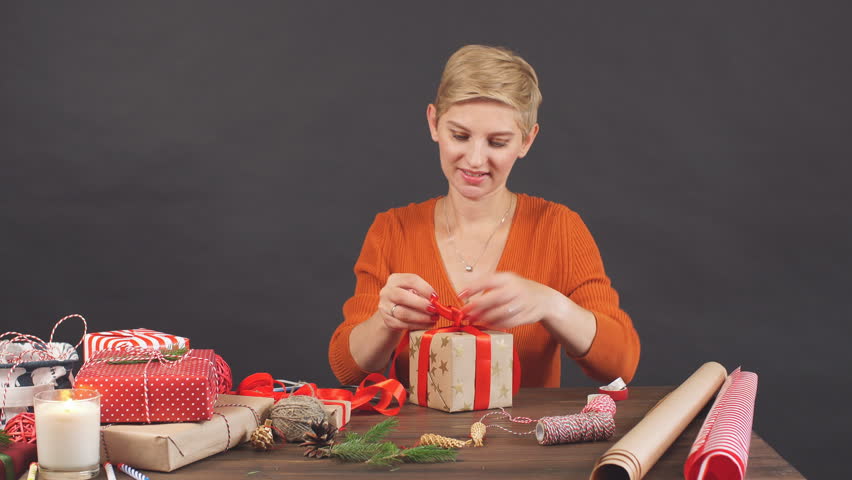 Preparing present. новогодние подарки. подарок в руках. покупатель и продавец заворачивают подарок. Preparing present.