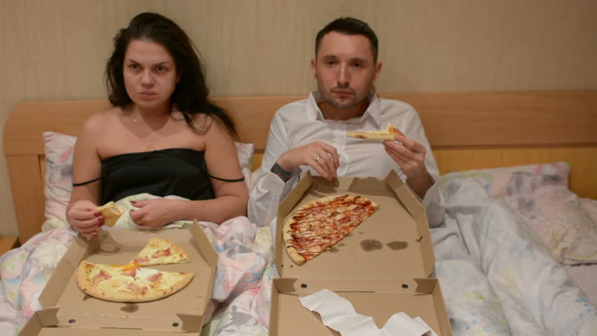 Couple In Bed Eating Pizza Stockvideos Filmmaterial 100