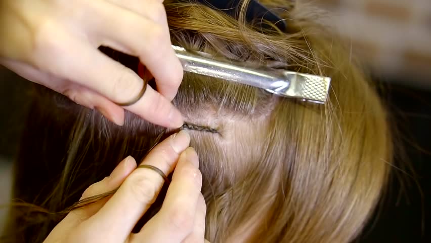 Hd00 30hand Of The Master Of Hair Extensions To Weave The Braid As A