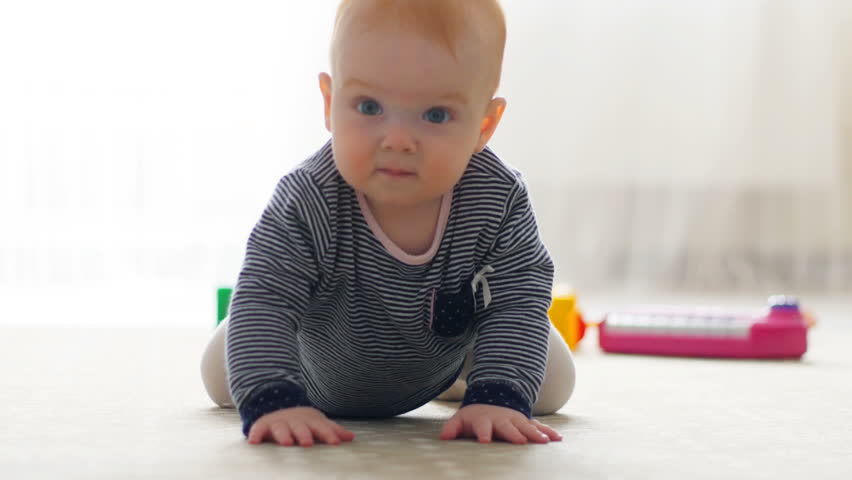 The Baby Girl Learns To Stockvideos Filmmaterial 100