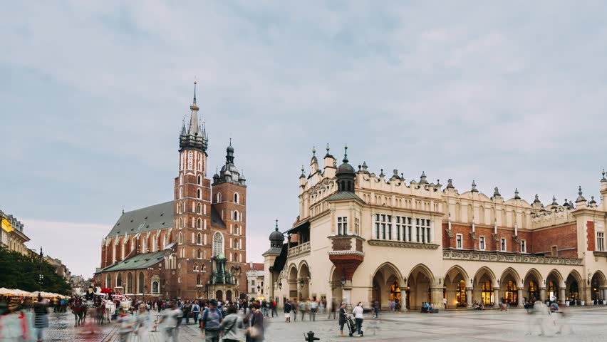 st-mary-s-basilica-in-the-market-square-in-poland-image-free-stock