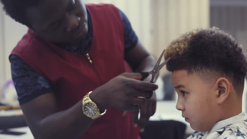 Boy In The African Barbershop Stockbeeldmateriaal En Video S