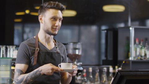 Бариста кассир. Бариста позы. Малый бизнес кофейня. Бармен бариста. Бариста.
