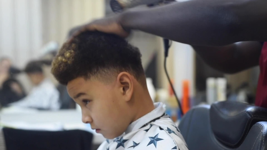 Boy In The African Barbershop Stockvideos Filmmaterial 100 Lizenzfrei 1032020549 Shutterstock