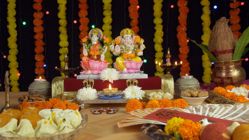4k00 08moving Shot Of Lord Ganesha And Goddess Lakshmi On The