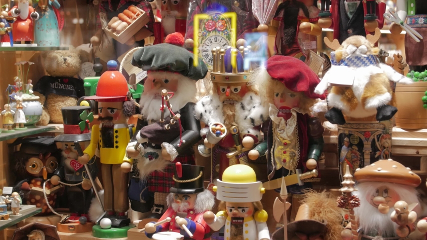 Goodwill польские стеклянные елочные игрушки. Магазин игрушек hamleys. Витрина с новогодними игрушками. Музей игрушек костанай. Музей игрушек поллока.
