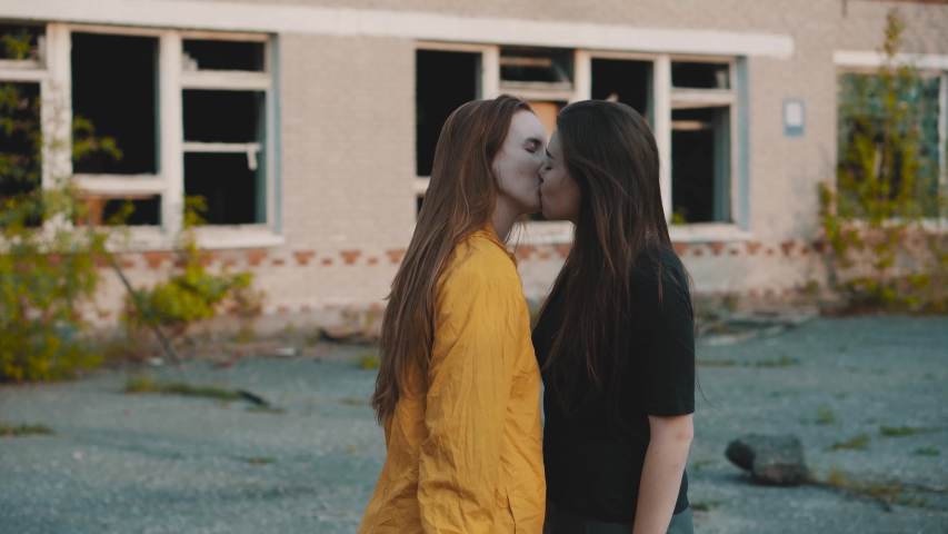 Two Girls Kiss On an Video de stock (totalmente libre de