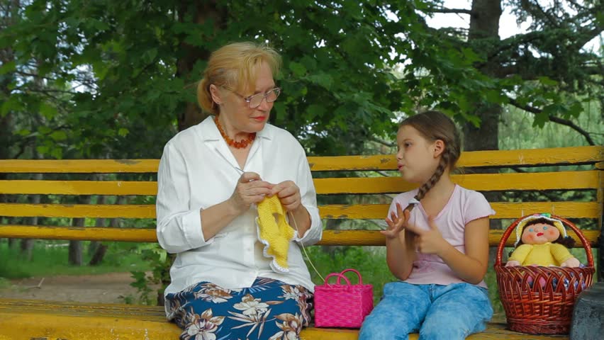 Как помочь внучке. Бабушка с внучкой на лавочке. Бабушка и внук на скамейке. Бабушка с внуками на лавочке. Бабушка с внучкой в парке.