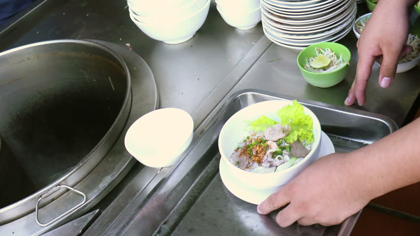 Video Stock A Tema Chef Preparing Traditional Asian Street 100