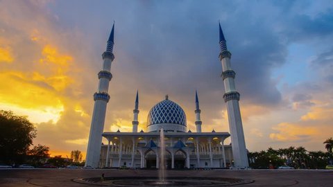 Sunset Time Lapse at a Mosque. Sultan Sallehuddin Abdul Aziz Shah Mosque, Shah Alam, Malaysia