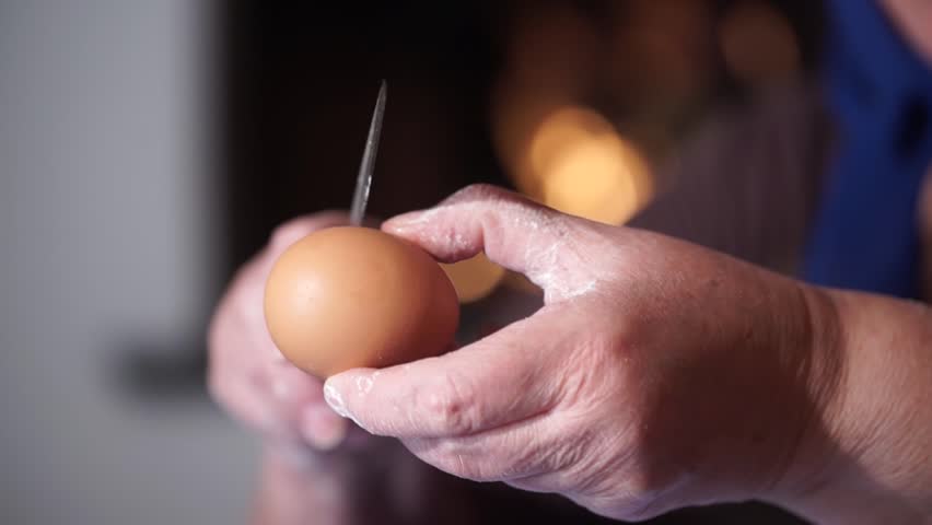 Как правильно разбивать яйца. Разбить яйцо ножом. Разбить яйцо над сковородой ножом. Break Eggs. Железная штука разбивать яйца.
