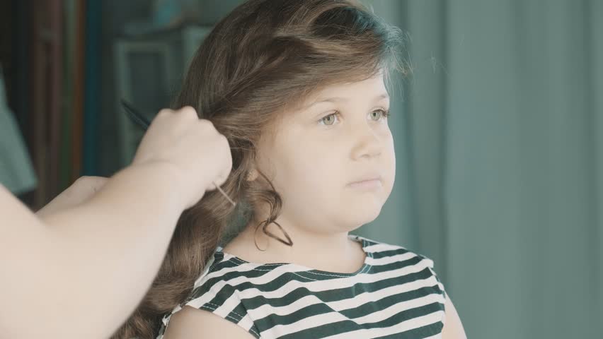 4k00 19hairdresser Does A Hairstyle To A Cute Little Girl Use A Comb