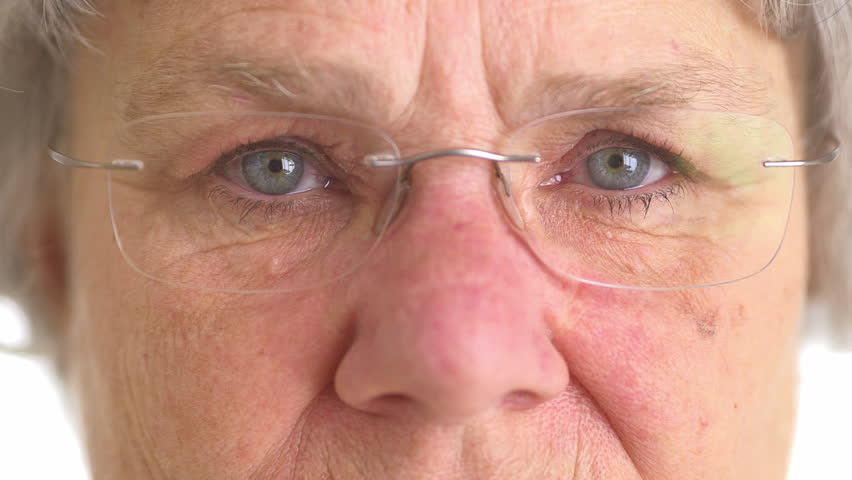 Сморщенная старушечья а глазки. Выпучивание глаз в пожилом возрасте. Зрение у пожилых. Свет в глазах пожилой женщины.
