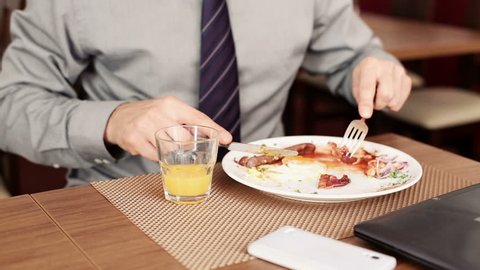 Finish to eat или finish eating. обед картинка для детей. картинка дети кушают в кафе для детей фото. доедать за детьми. подруги за столом.