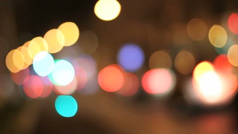 Đường phố đông đúc với ánh đèn ngời sáng, mọi thứ xung quanh đều trở nên mờ nhạt hơn. Sự tập trung vào những chuyển động bất ngờ của những chiếc xe và con người tạo nên một không gian hoang dã đầy cảm xúc. Hãy cùng chiêm ngưỡng bức ảnh để tận hưởng cảm xúc chân thực.