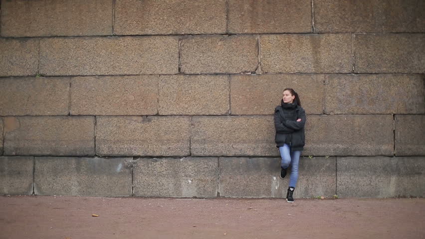 Голая возле каменной стены